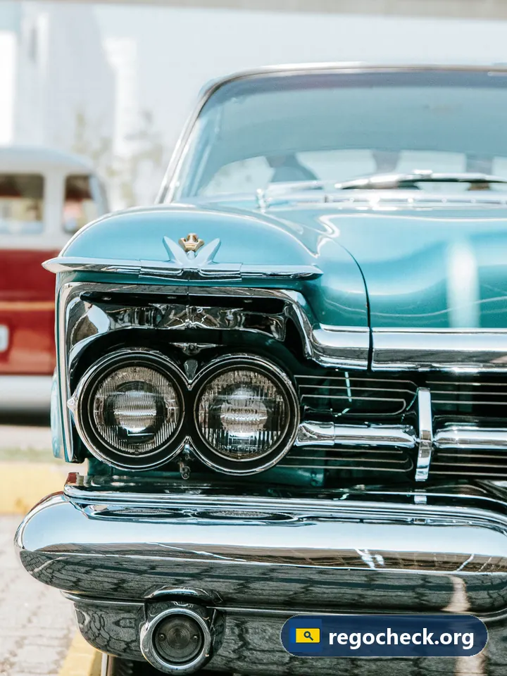 RDW betekenis: klassieke Amerikaanse auto met dubbele koplampen en chroom