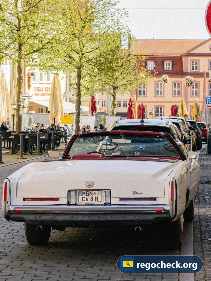 Kentekenbewijs meerdere bestuurders: witte Cadillac cabriolet oldtimer met kentekenplaat op de achterbumper