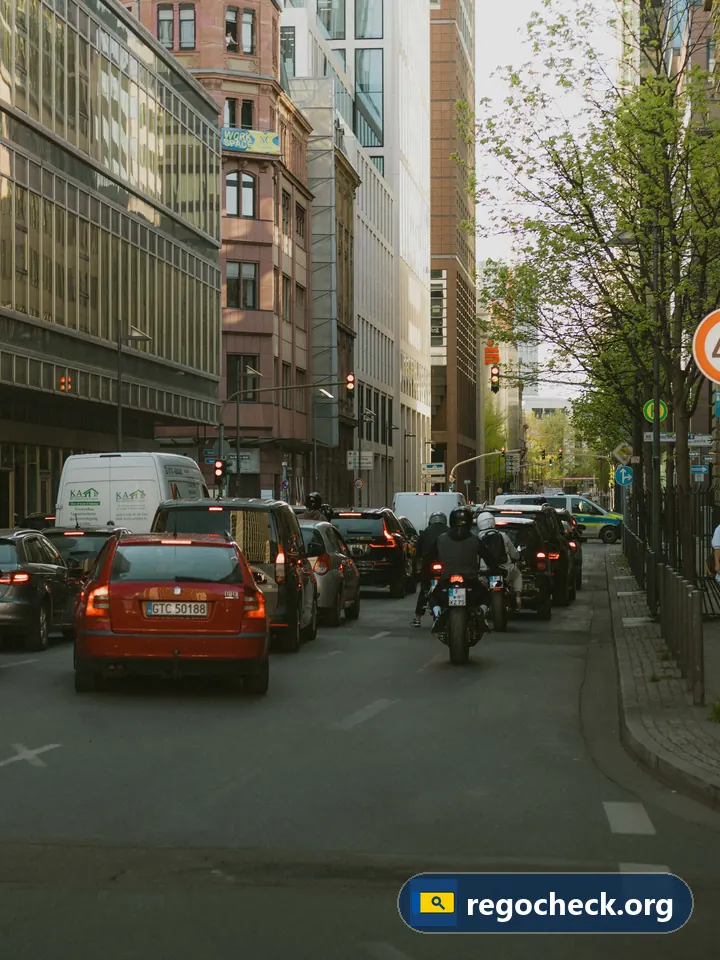 Deel van een motor 8 letters: druk stadsverkeer met auto's en een motorrijder