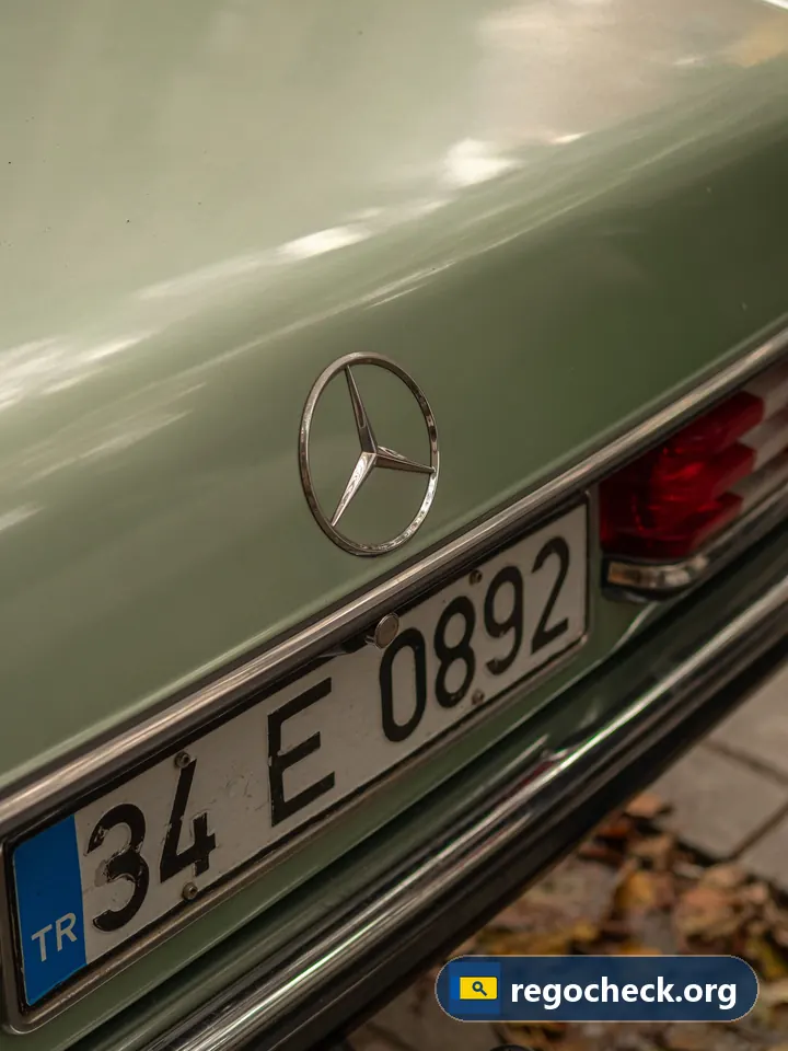 Oude kenteken: klassieke Mercedes met Turks kenteken en trekhaak, detail van de achterkant