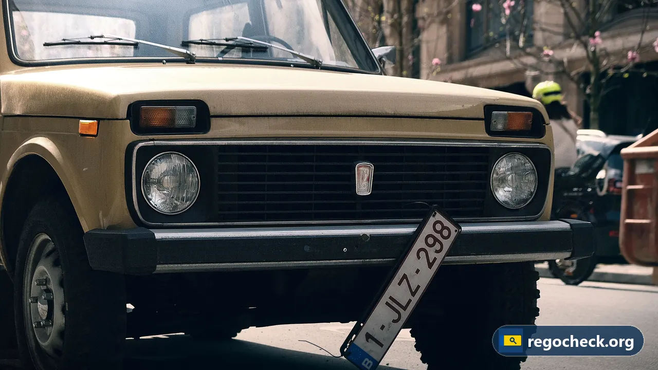 Praktijkverbruik auto: Lada Niva met een losgeraakte kentekenplaat die schuin hangt