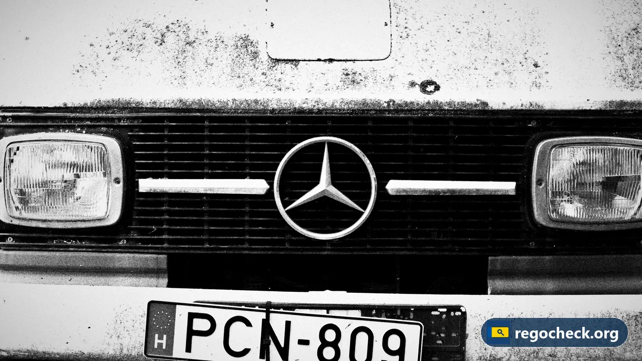 Auto vrijwaring: oude Mercedes bedrijfswagen van voren met Hongaars kenteken, zwart-wit foto