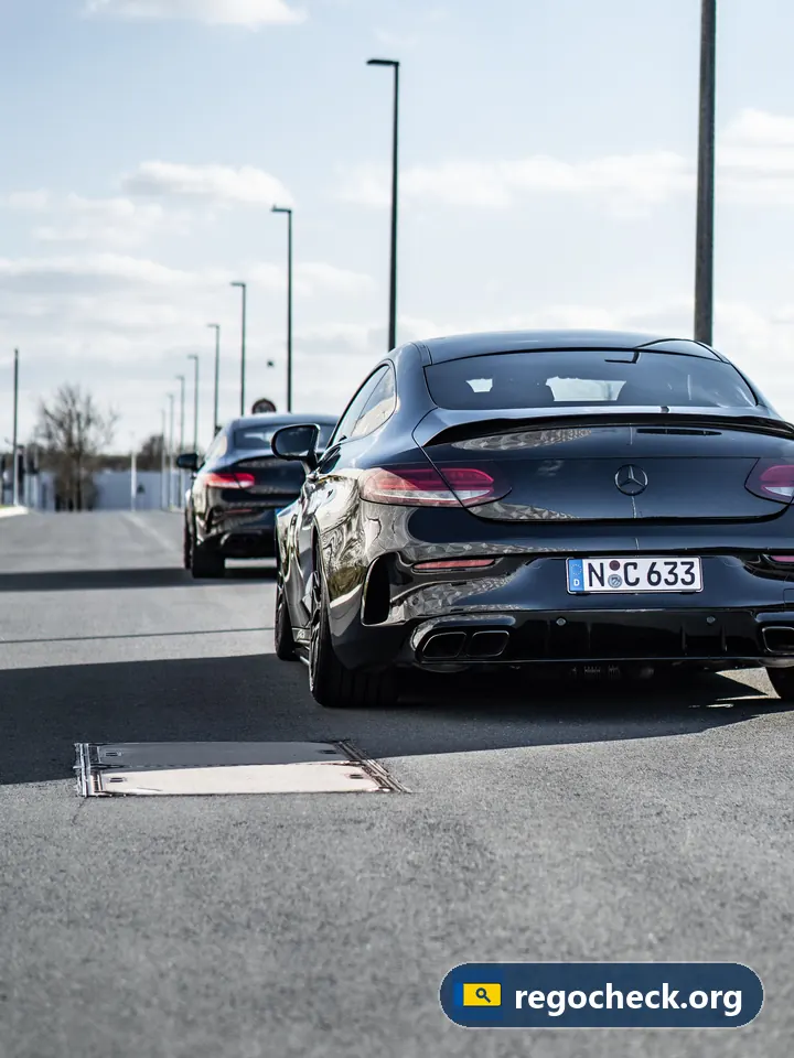 OV abonnement ophalen: zwarte Mercedes coupé op straat met kenteken