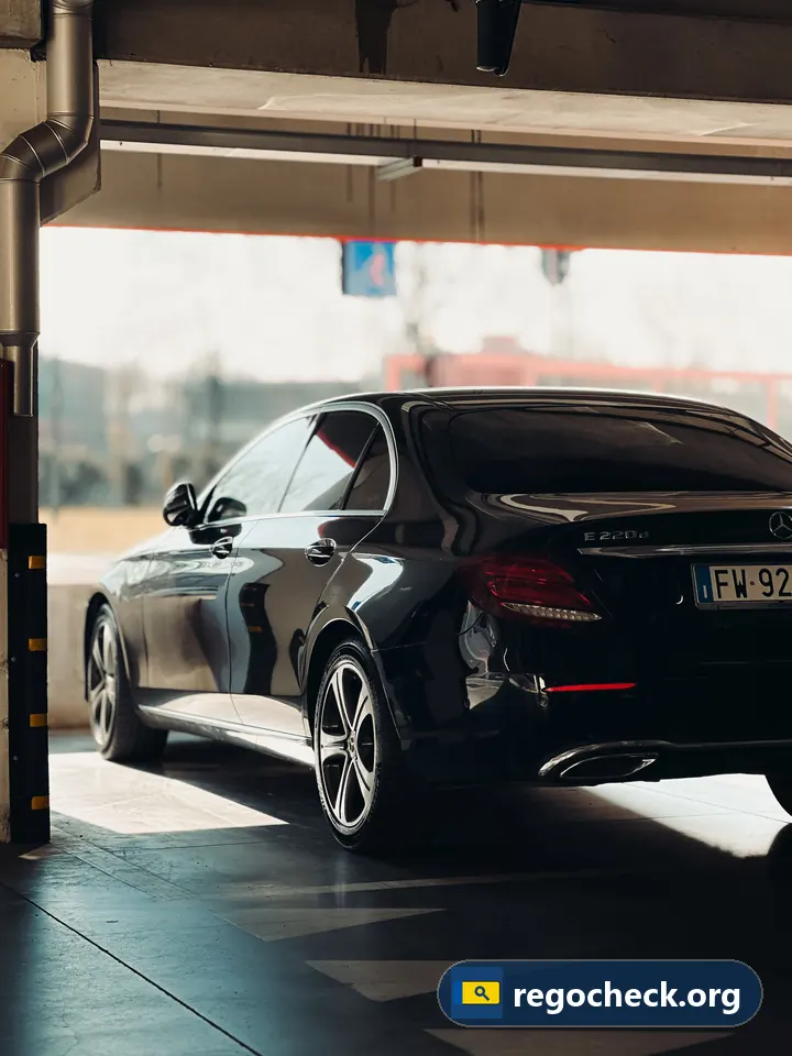 Et waarde kenteken: zwarte Mercedes E-klasse in een garage of showroom