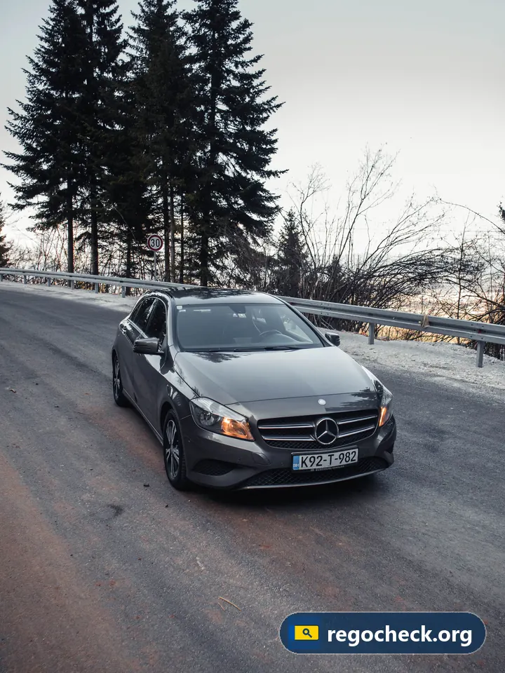 Marokkaanse kentekens: grijze Mercedes met buitenlands kenteken op een winterse bochtige weg