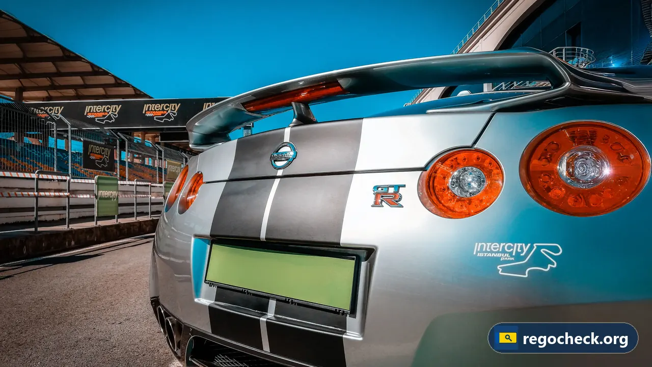 Caravan kenteken: Nissan GT-R op een circuit met groene kentekenplaat